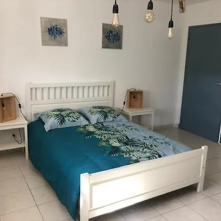 Bed & Breakfast Cafe Theatre Chez Tonton *