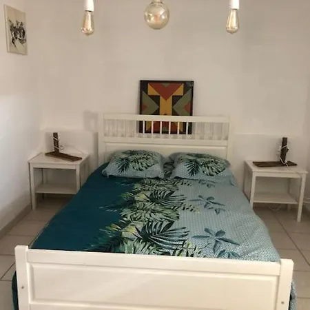 Cafe Theatre Chez Tonton Bed & Breakfast *