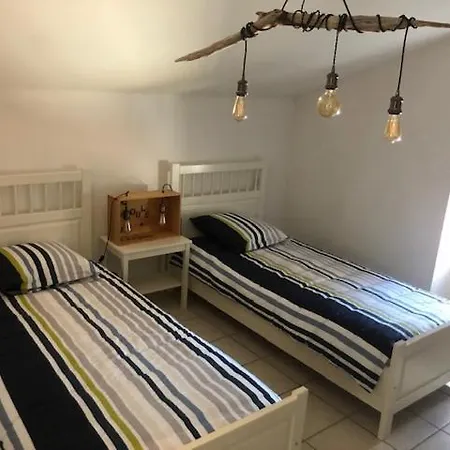 Cafe Theatre Chez Tonton Bed & Breakfast *