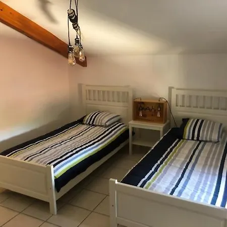 Cafe Theatre Chez Tonton Bed & Breakfast *